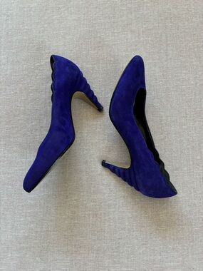 Proxy vintage purple suede scalloped heels.